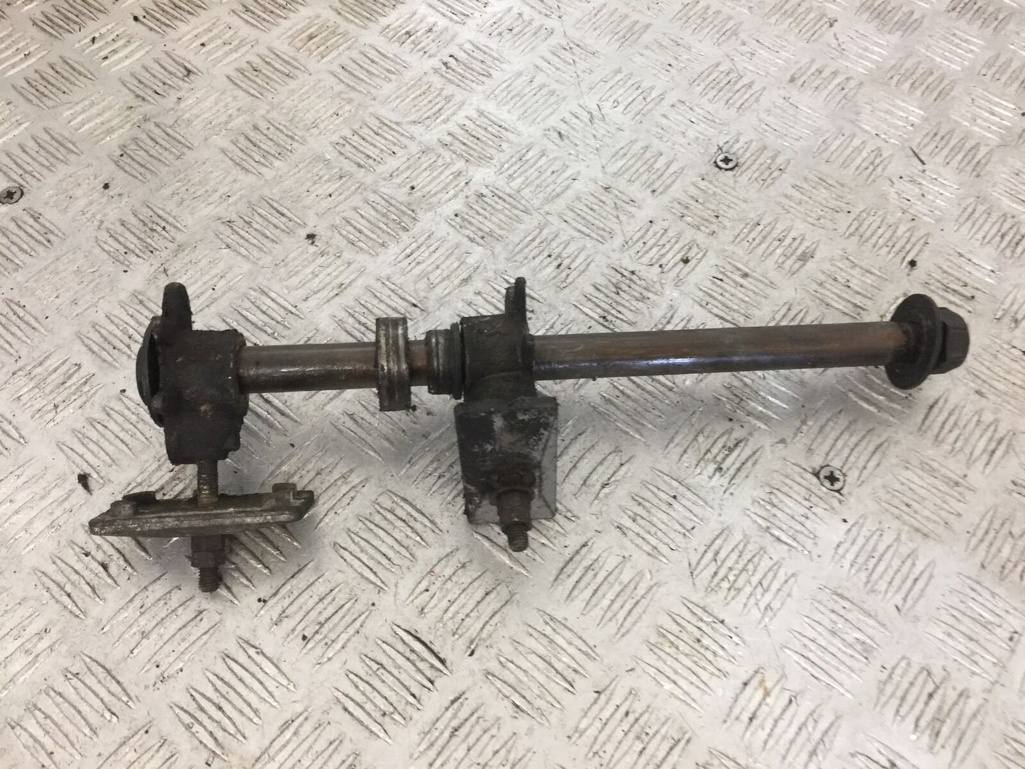 YAMAHA FZS600 FAZER 600 REAR WHEEL SPINDLE  YEAR 1998-2001 (STOCK 844)