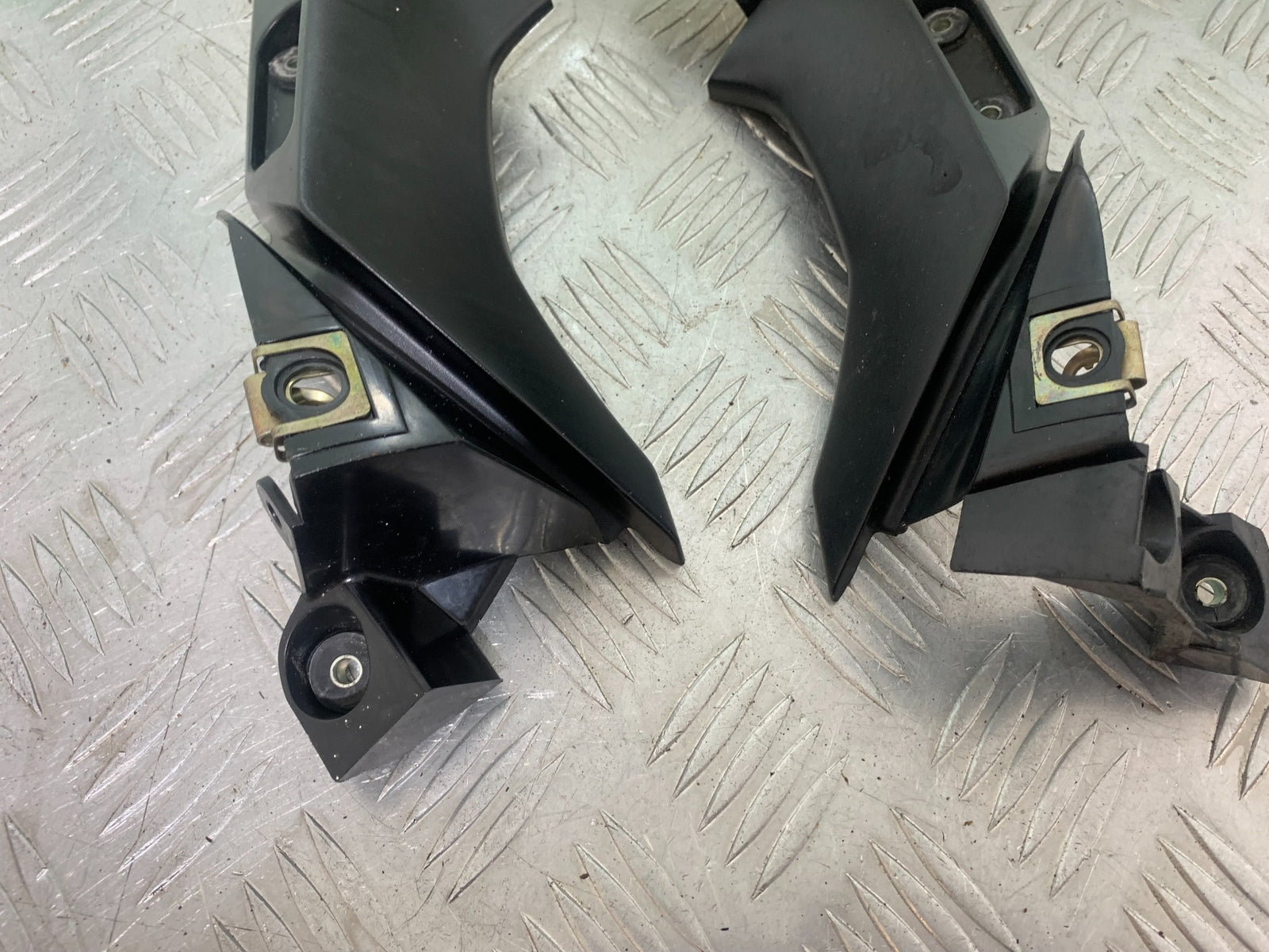 YAMAHA YZF R1 LEFT AND RIGHT INFILL PANELS  YEAR 2004-2006 (CMB1155)