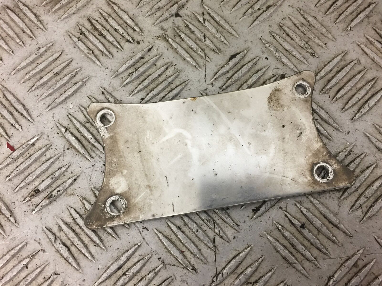 YAMAHA XJ900 XJ 900 DIVERSION MUDGUARD BRACE YEAR 1994-2002 STOCK 488)