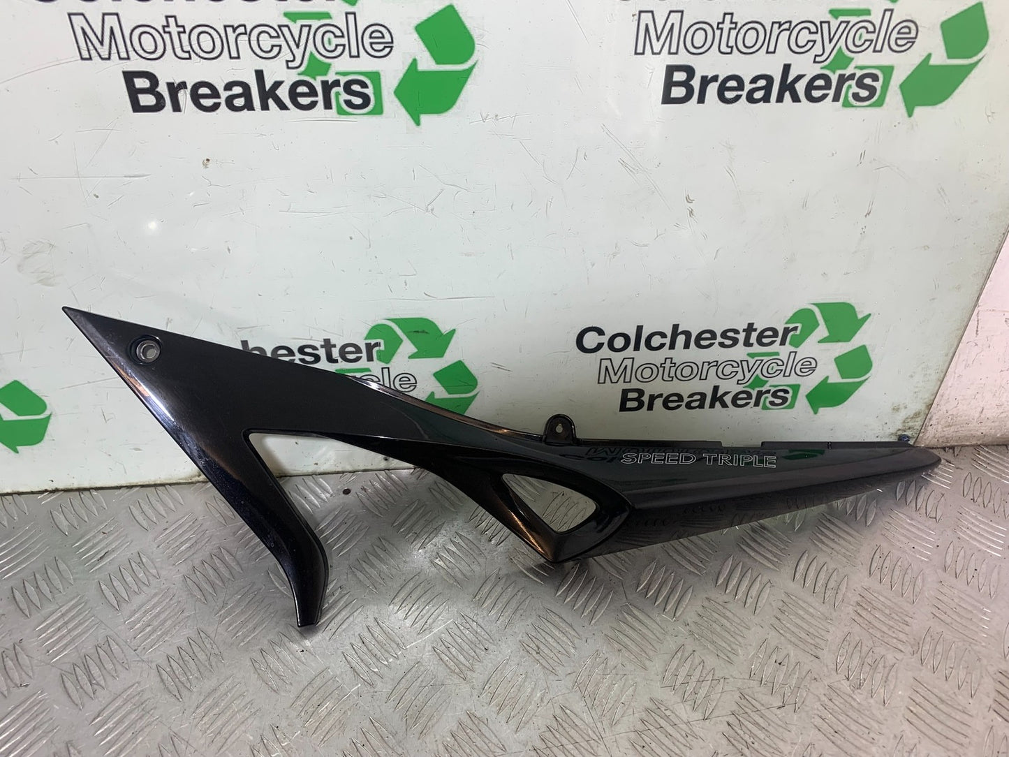TRIUMPH 1050 SPEED TRIPLE LEFT SEAT PANEL YEAR 2005-2007 (CMB1322)