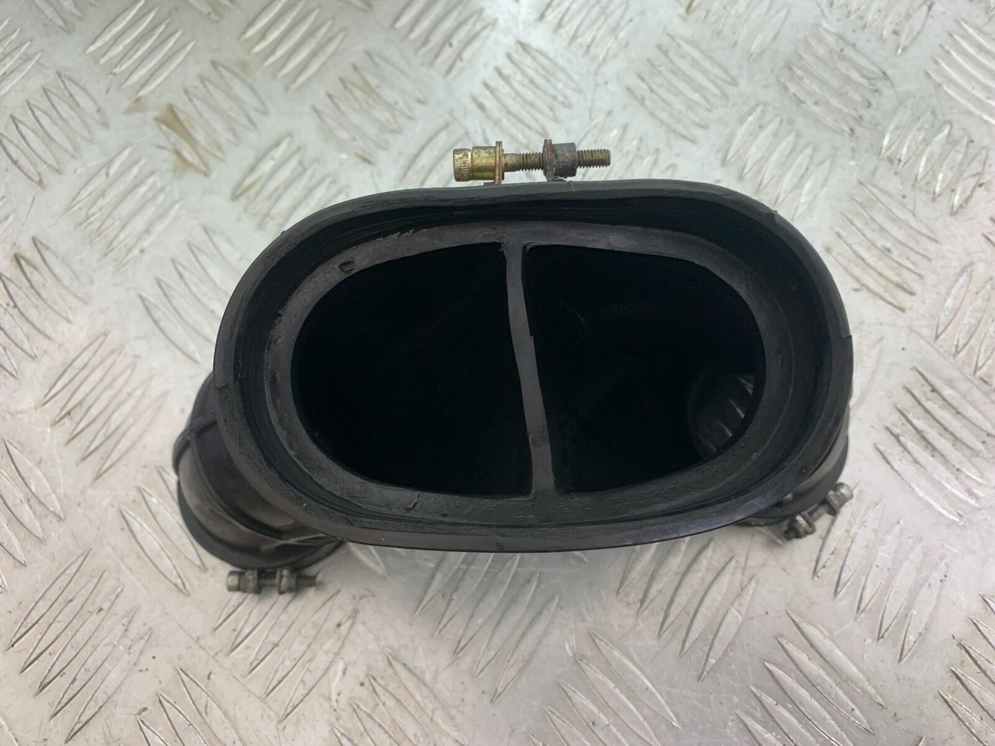 TRIUMPH THUNDERBIRD 1600 AIRBOX RUBBERS   YEAR 2011 (CMB1107)
