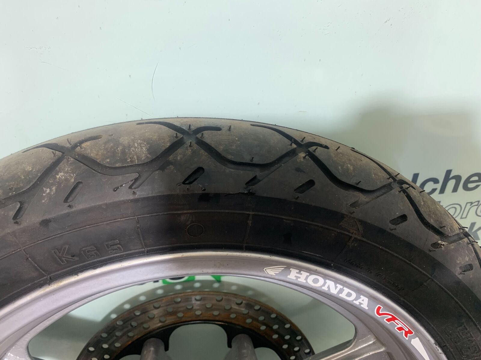 HONDA VFR400 VFR 400 NC21 FRONT WHEEL (GOOD TYRE) 1986-87 (CMB1043)