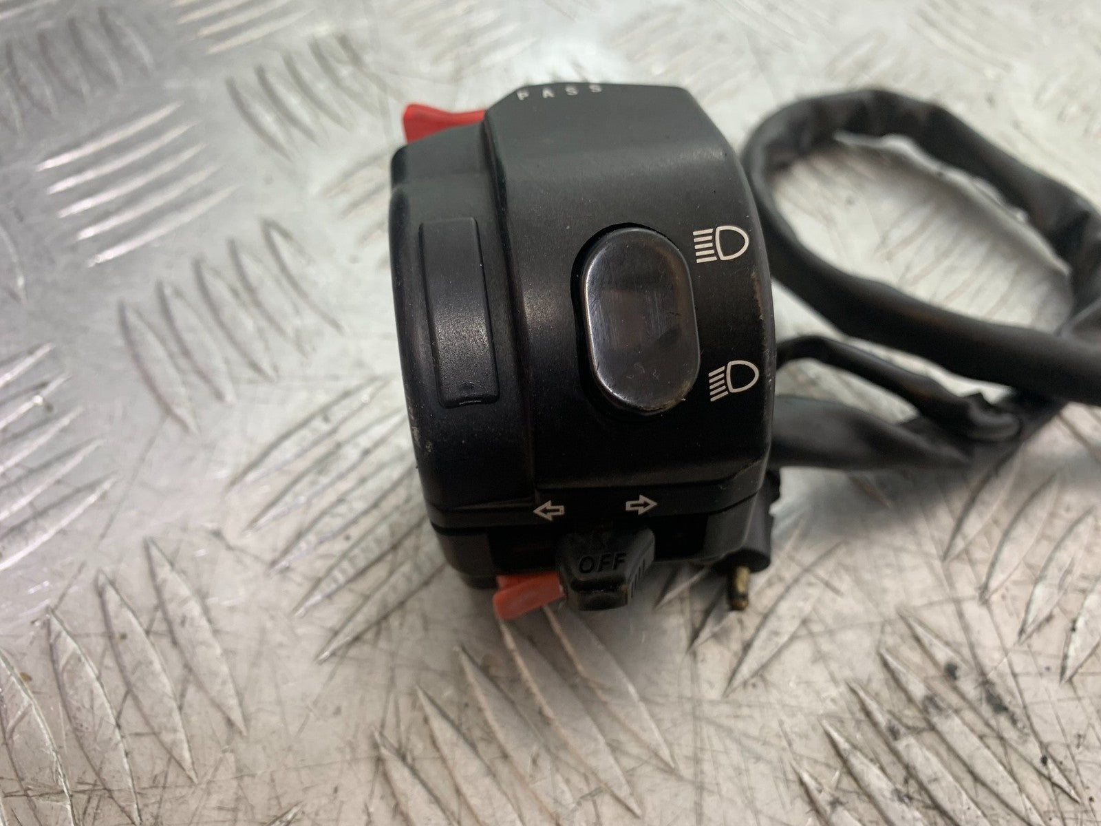 TRIUMPH 1050 SPEED TRIPLE LEFT SWITCH GEAR   YEAR 2005-2007 (CMB1322)