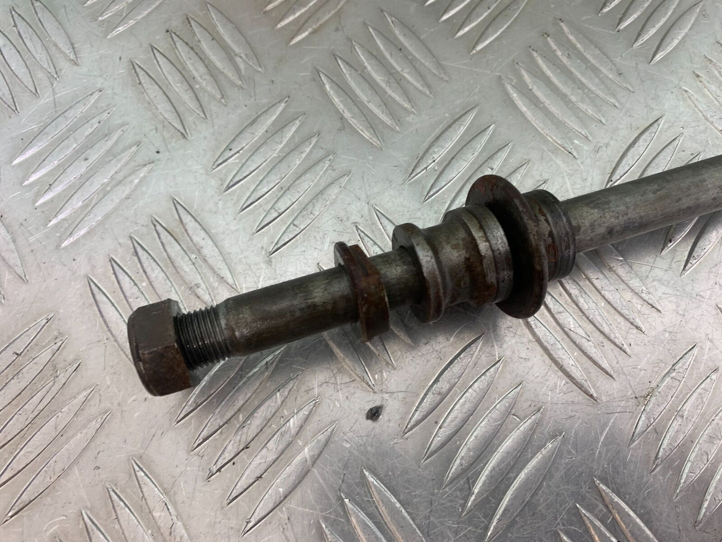 HONDA VFR400 VFR 400 NC21 REAR WHEEL SPINDLE YEAR 1986-87 (CMB1043)