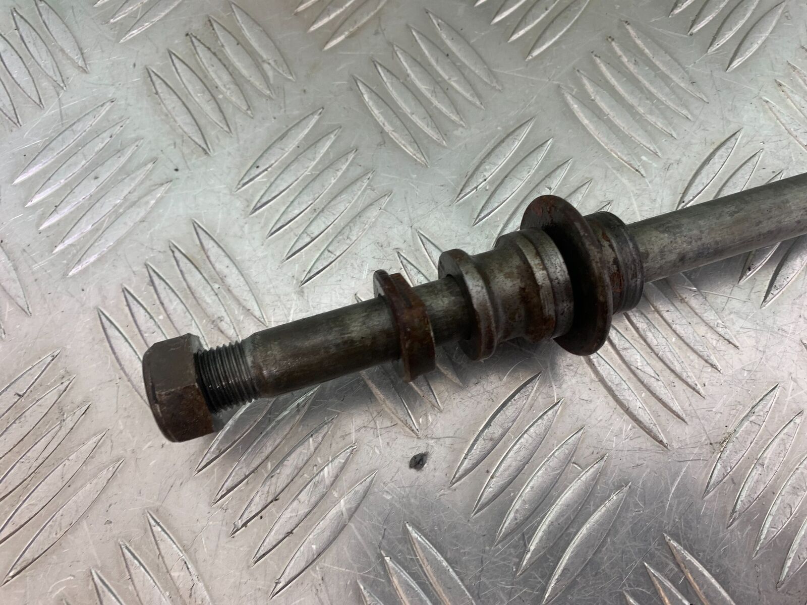 HONDA VFR400 VFR 400 NC21 REAR WHEEL SPINDLE YEAR 1986-87 (CMB1043)
