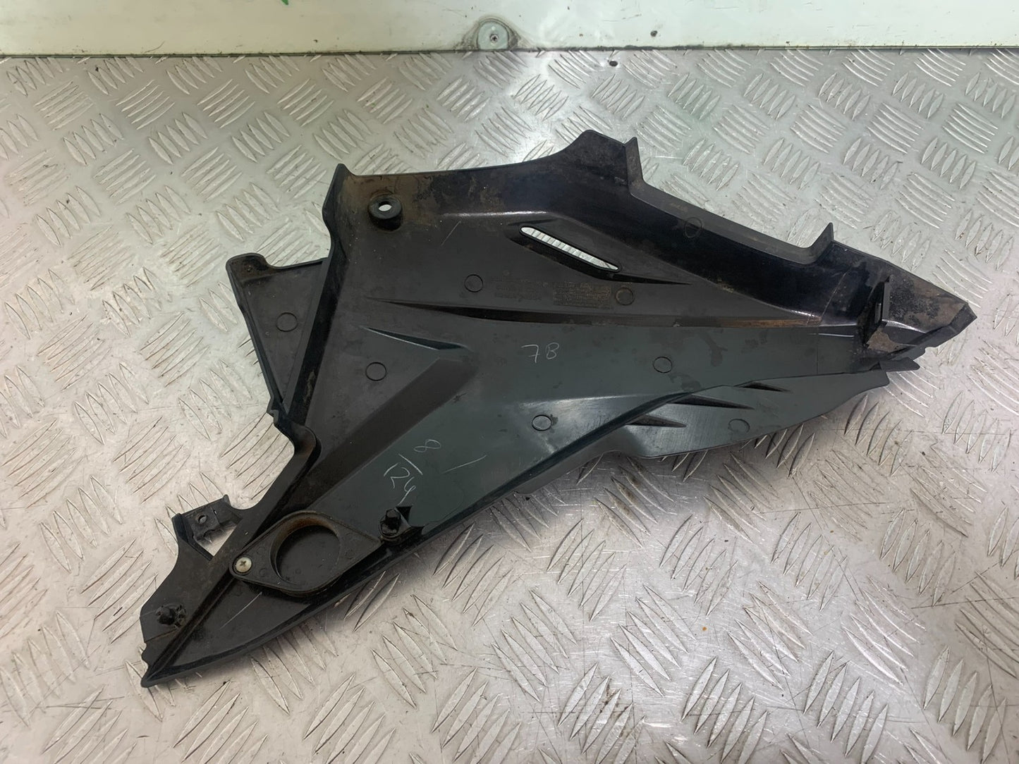 HONDA CBF125 CBF 125 LEFT SEAT PANEL  YEAR 2009-14  (CMB1172)