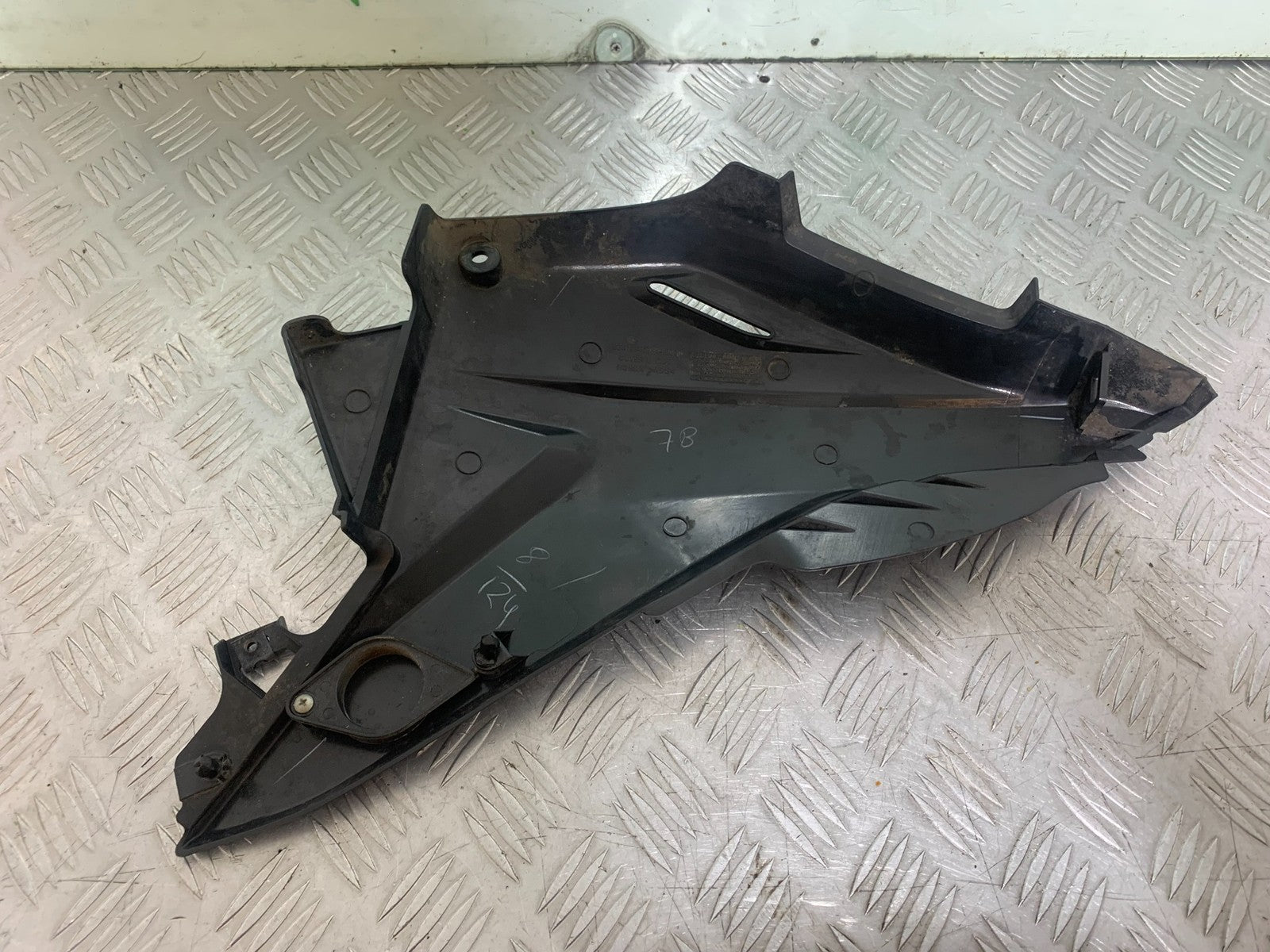 HONDA CBF125 CBF 125 LEFT SEAT PANEL  YEAR 2009-14  (CMB1172)