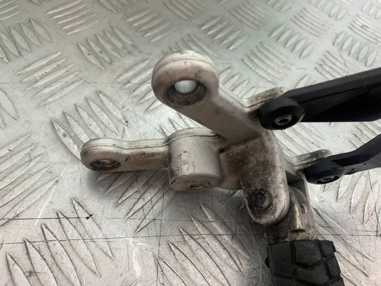 KTM 990 SUPER DUKE FRONT LEFT HANGER AND PEG  YEAR 2007-2011  (CMB1207)