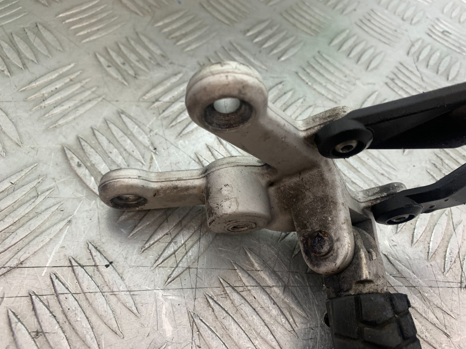 KTM 990 SUPER DUKE FRONT LEFT HANGER AND PEG  YEAR 2007-2011  (CMB1207)