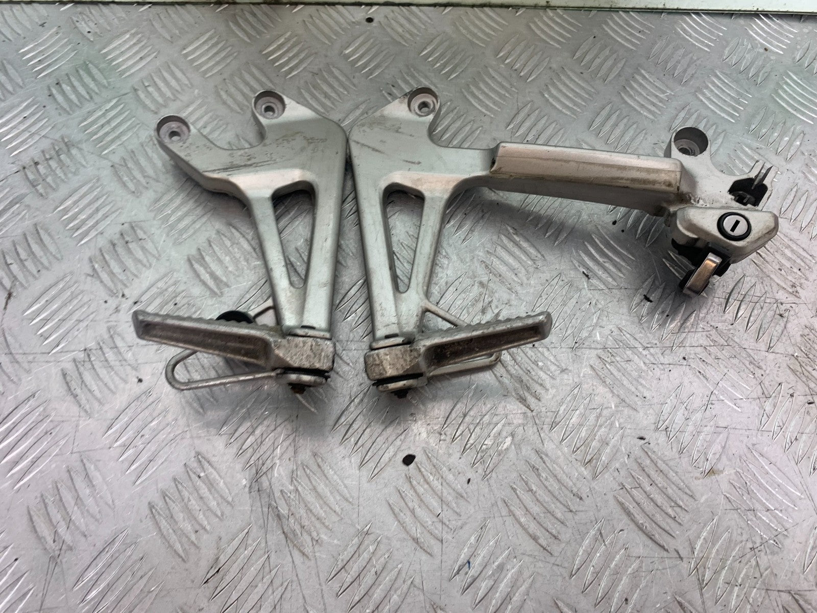 HONDA VFR800 PRE V-TEC REAR HANGERS   YEAR 1998-2001 (CMB1233)
