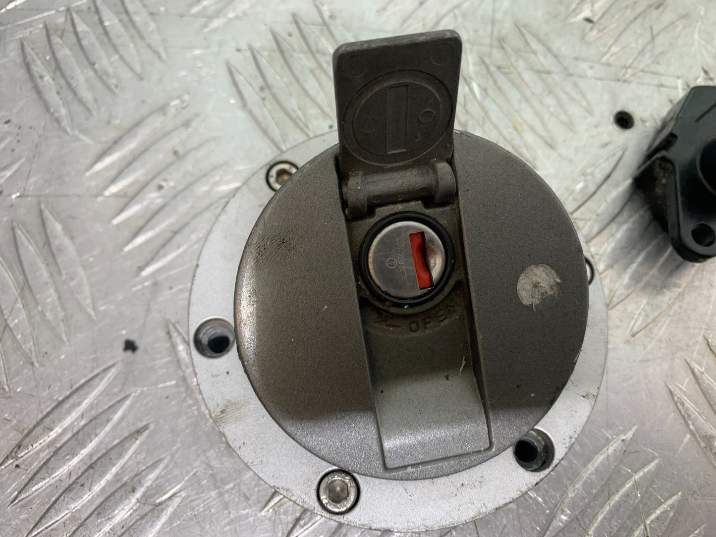 TRIUMPH 955i SPRINT ST PETROL CAP SEAT LOCK KEY  YEAR 1999-04 (CMB1230)