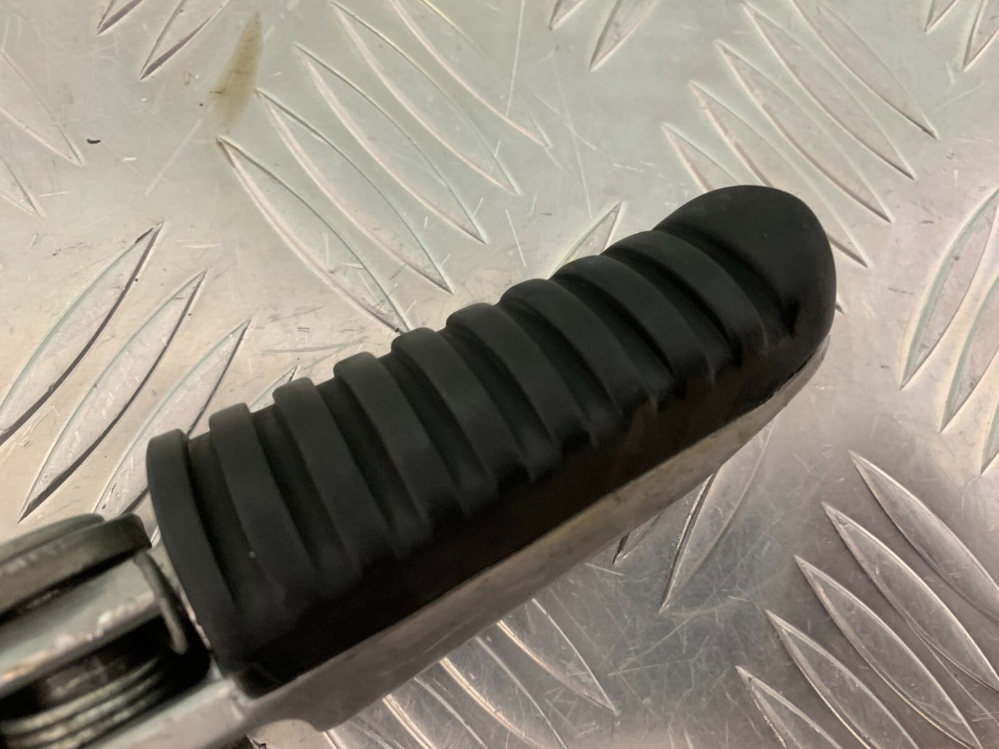 KAWASAKI ZX9R ZX9 C FRONT RIGHT FOOTPEG     YEAR 1998-99 (STOCK 957)