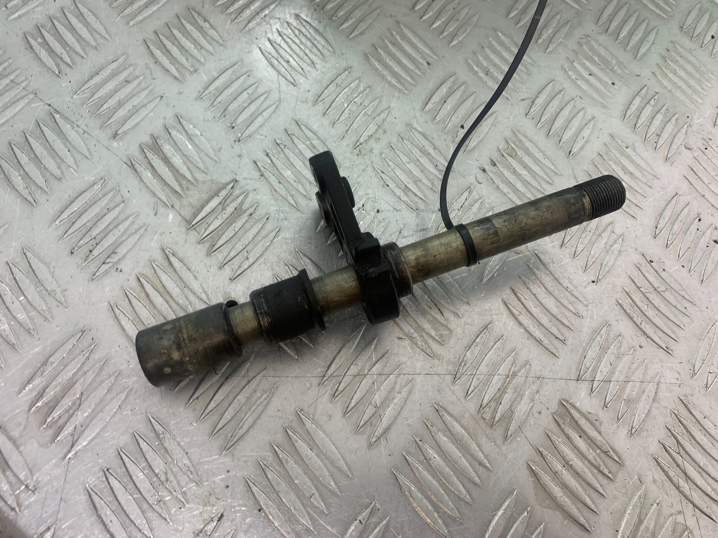 SUZUKI GSF650 GSF 650 FRONT WHEEL SPINDLE   YEAR 2007-2009  (CMB1161)