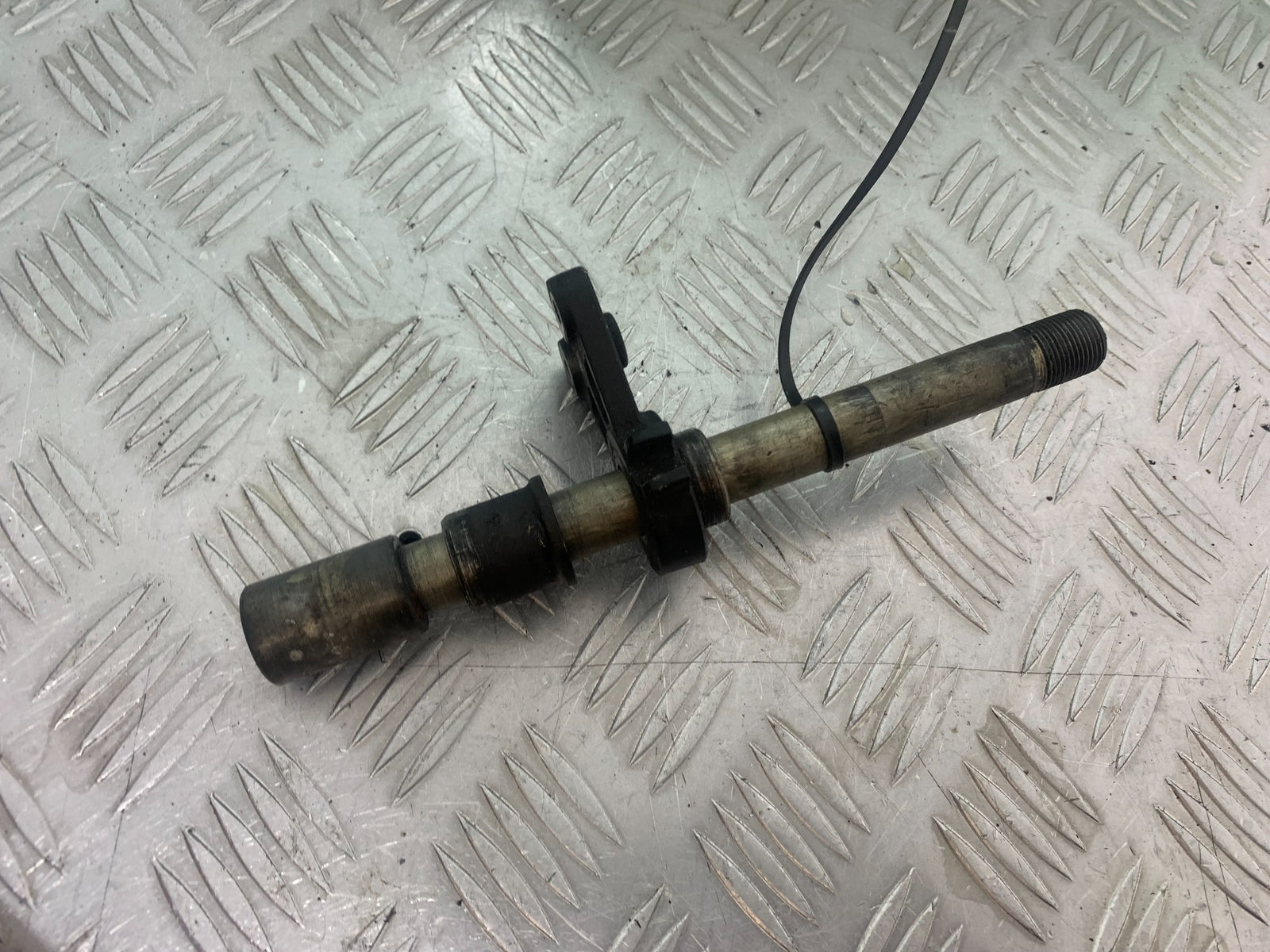 SUZUKI GSF650 GSF 650 FRONT WHEEL SPINDLE   YEAR 2007-2009  (CMB1161)