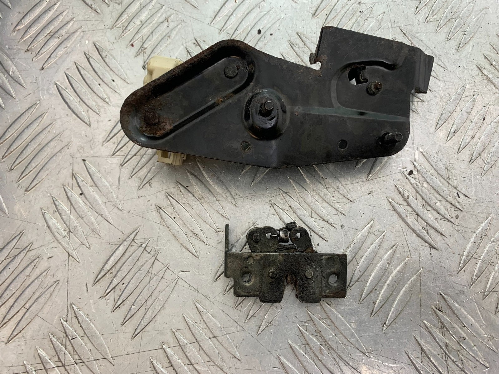 PIAGGIO VESPA GT125 L SEAT CATCH  YEAR 2003 (CMB1300)