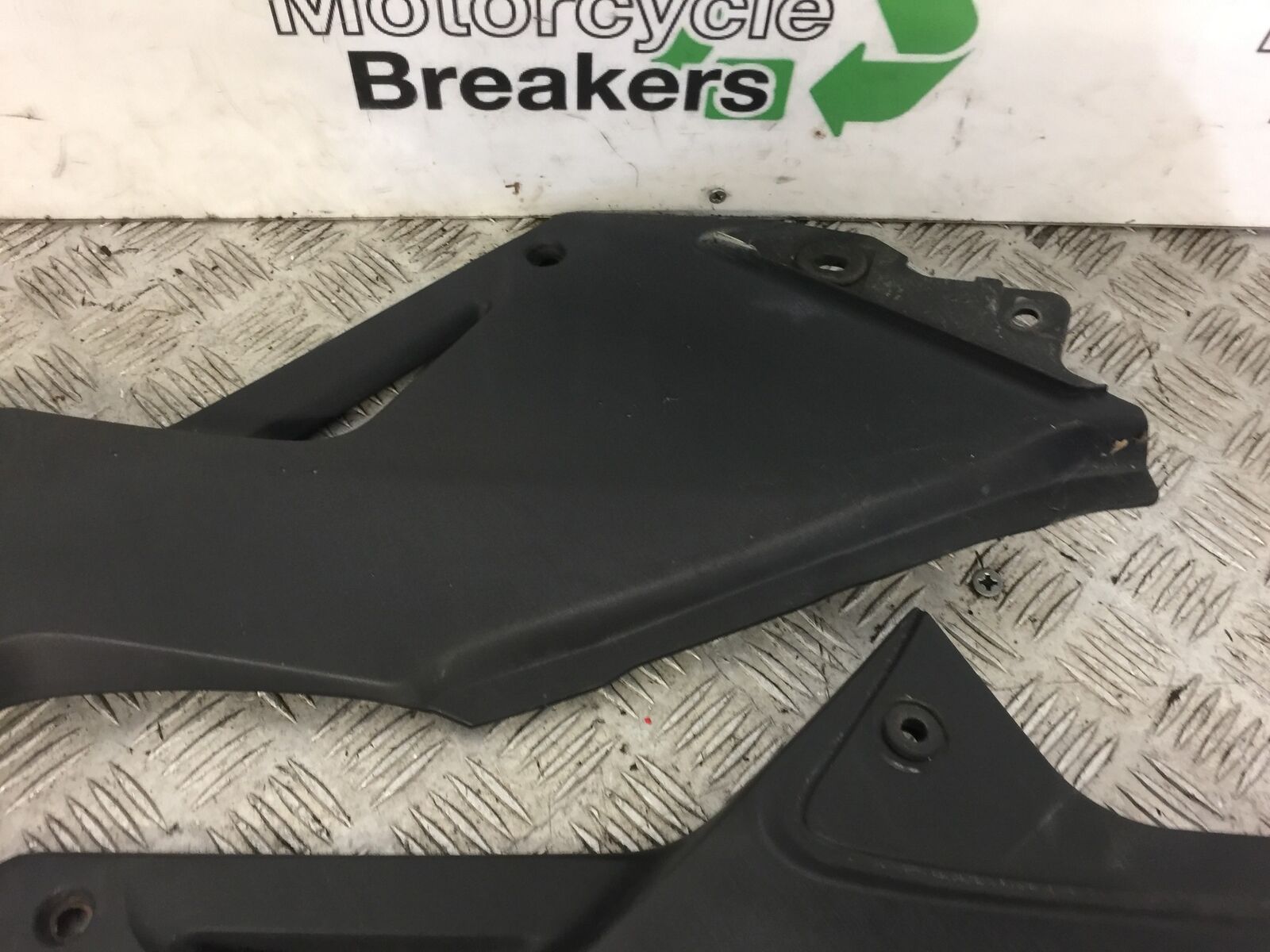 HONDA CBR125 CBR 125 SIDE INFILL PANELS   YEAR 2011-2017 (STOCK 334)