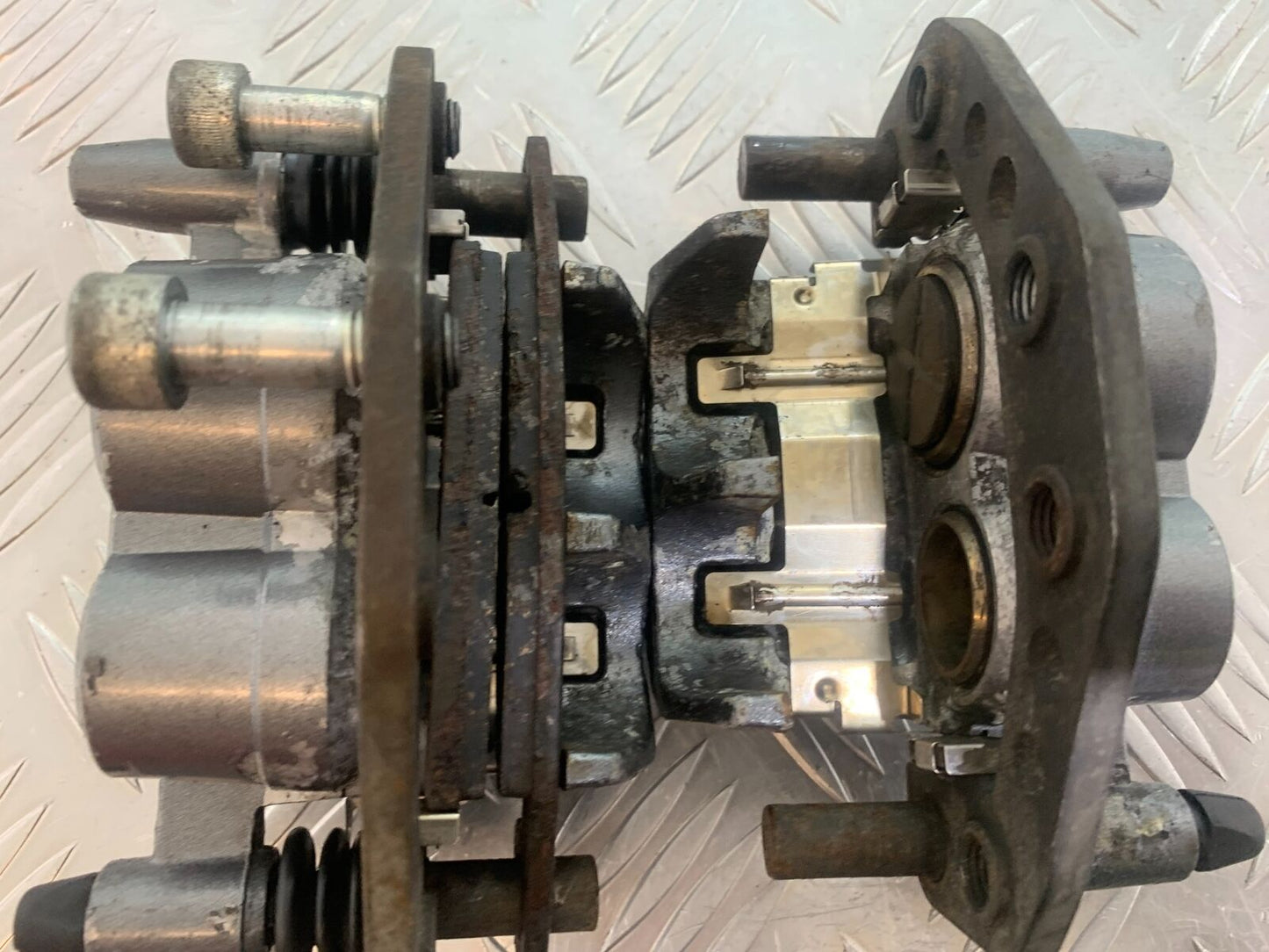 KAWASAKI ZR 750 ZEPHYR FRONT BRAKE CALIPERS YEAR 1991-95 (CMB1008)
