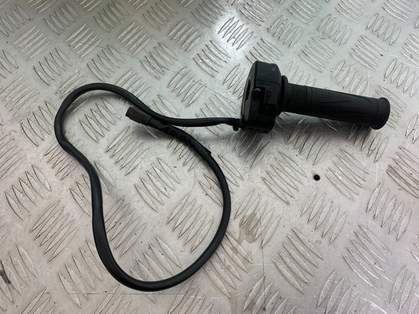 TRIUMPH TRIDENT 660 THROTTLE AND GRIP  YEAR 2021-2024 (CMB1148)
