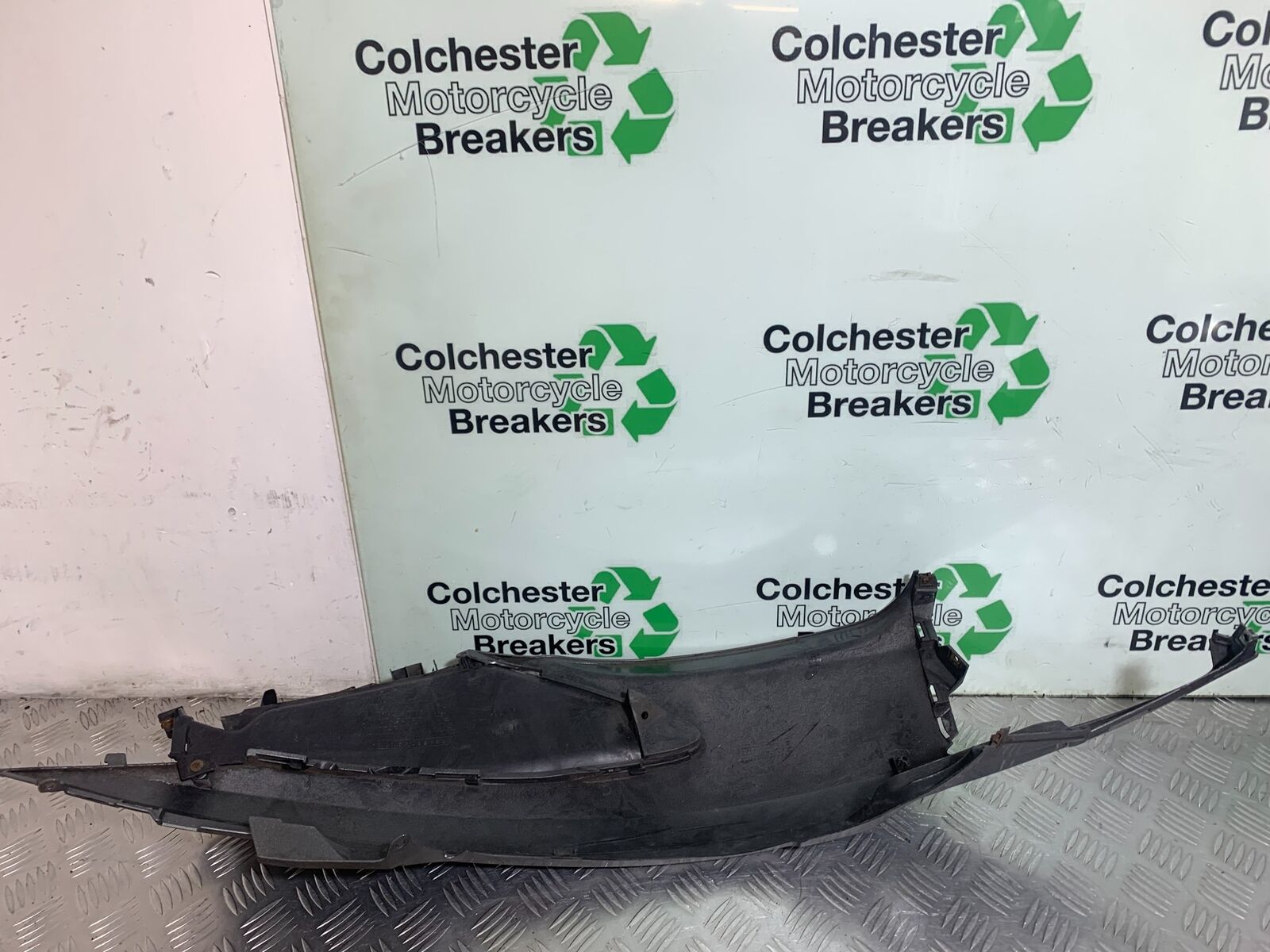 SUZUKI AN 200 UN 200 BURGMAN LEFT SEAT PANEL YEAR 2007-09 (CMB1128)