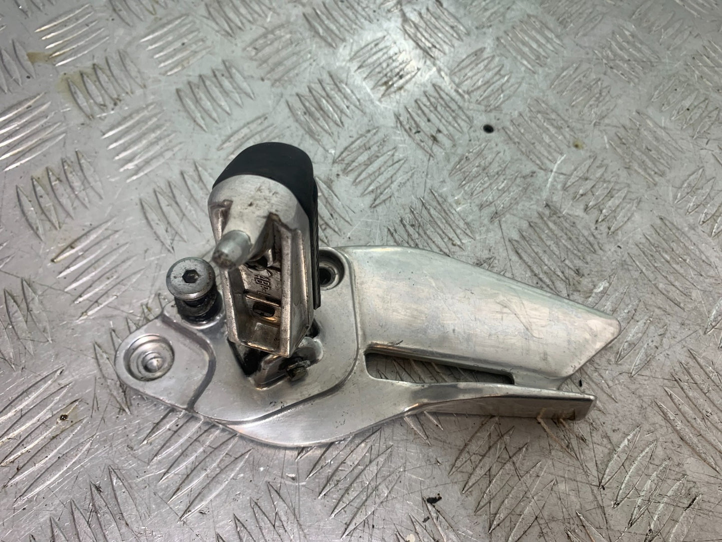 YAMAHA XJ900 XJ 900 DIVERSION FRONT LEFT HANGER AND PEG YEAR 1994-2002 (CMB1292)