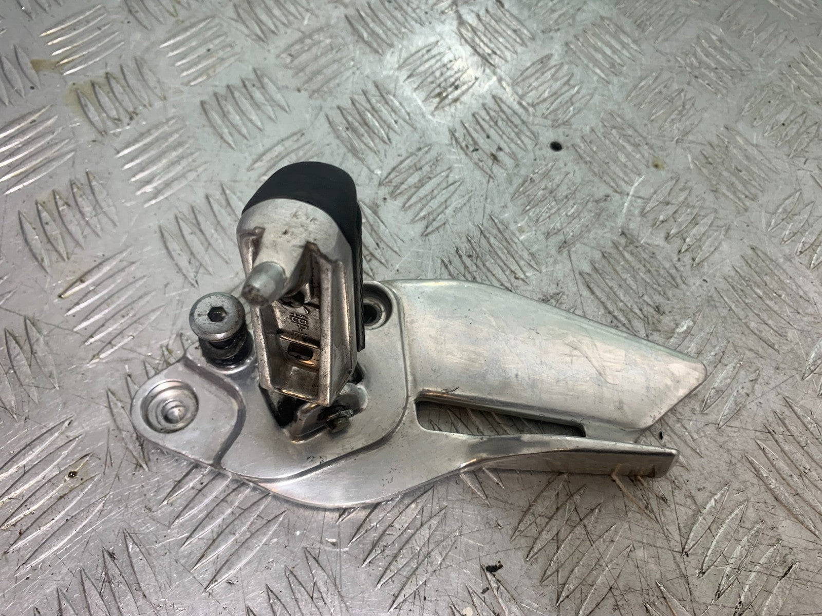 YAMAHA XJ900 XJ 900 DIVERSION FRONT LEFT HANGER AND PEG YEAR 1994-2002 (CMB1292)