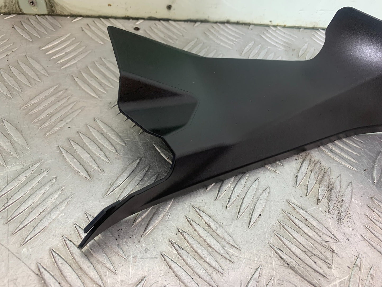 DUCATI 1299 PANIGALE RIGHT TOP FAIRING INFILL PANEL YEAR 2016 (CMB 1187)