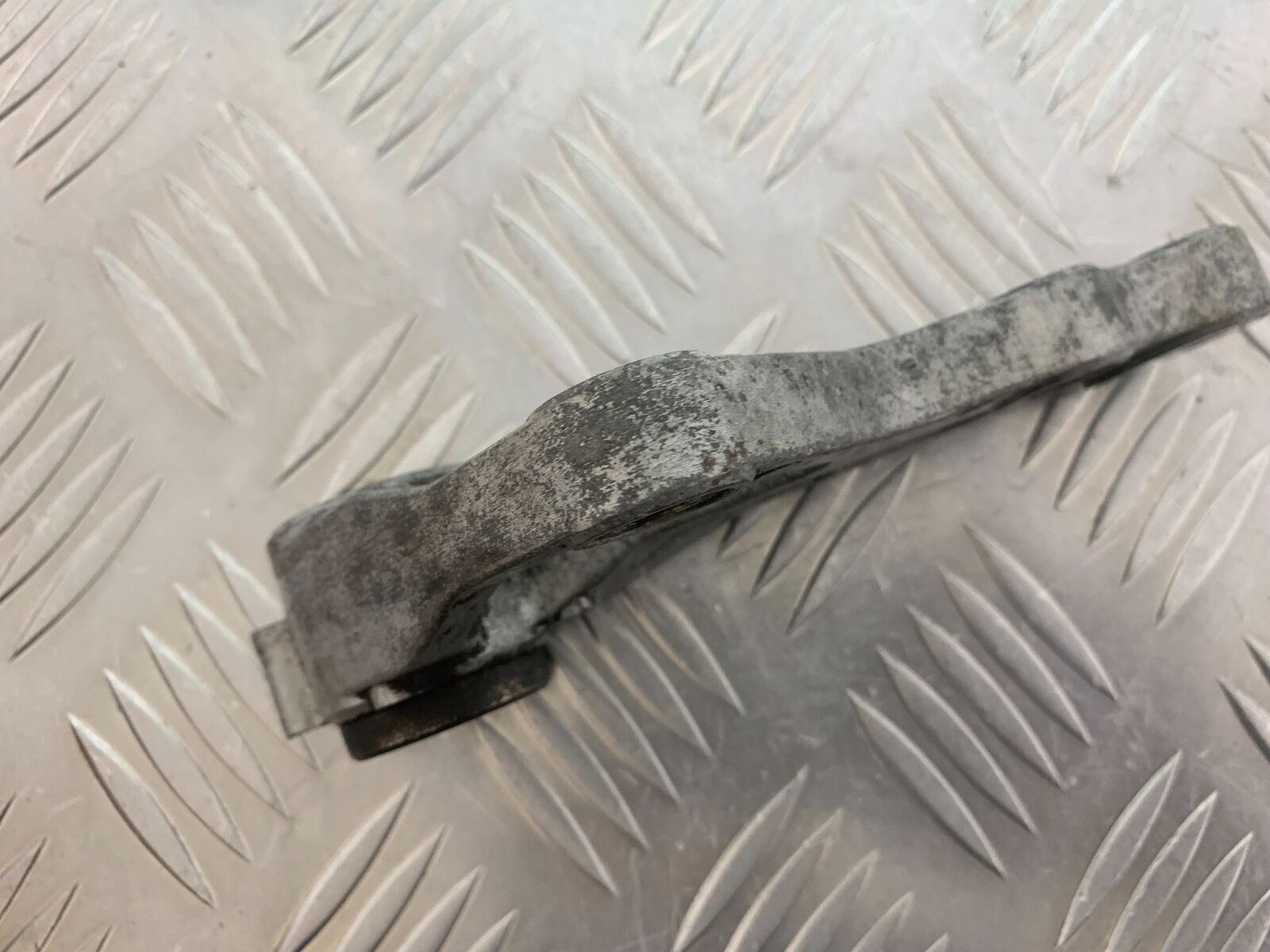 KAWASAKI ZR 750 ZEPHYR REAR CALIPER BRACKET YEAR 1991-95 (CMB1008)