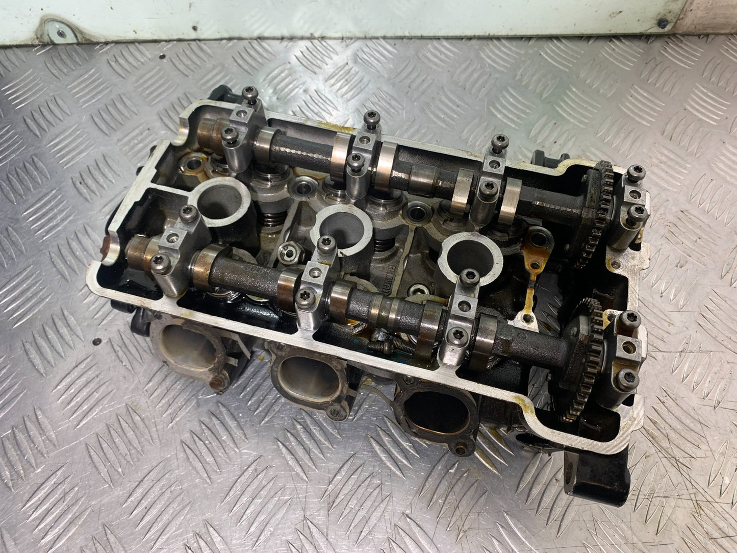 TRIUMPH 955I SPRINT RS CYLINDER HEAD AND CAMS   YEAR 1999-04