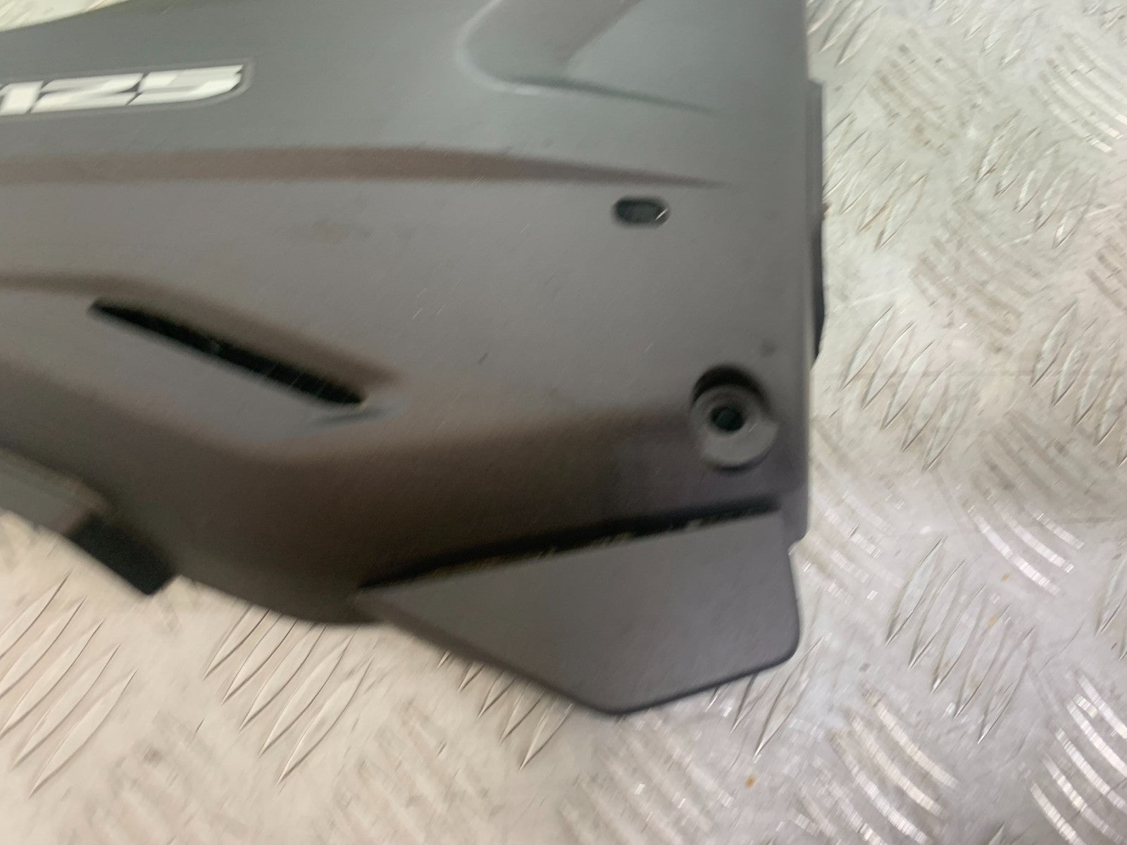 HONDA CBF125 CBF 125 RIGHT SEAT PANEL  YEAR 2009-14  (CMB1172)