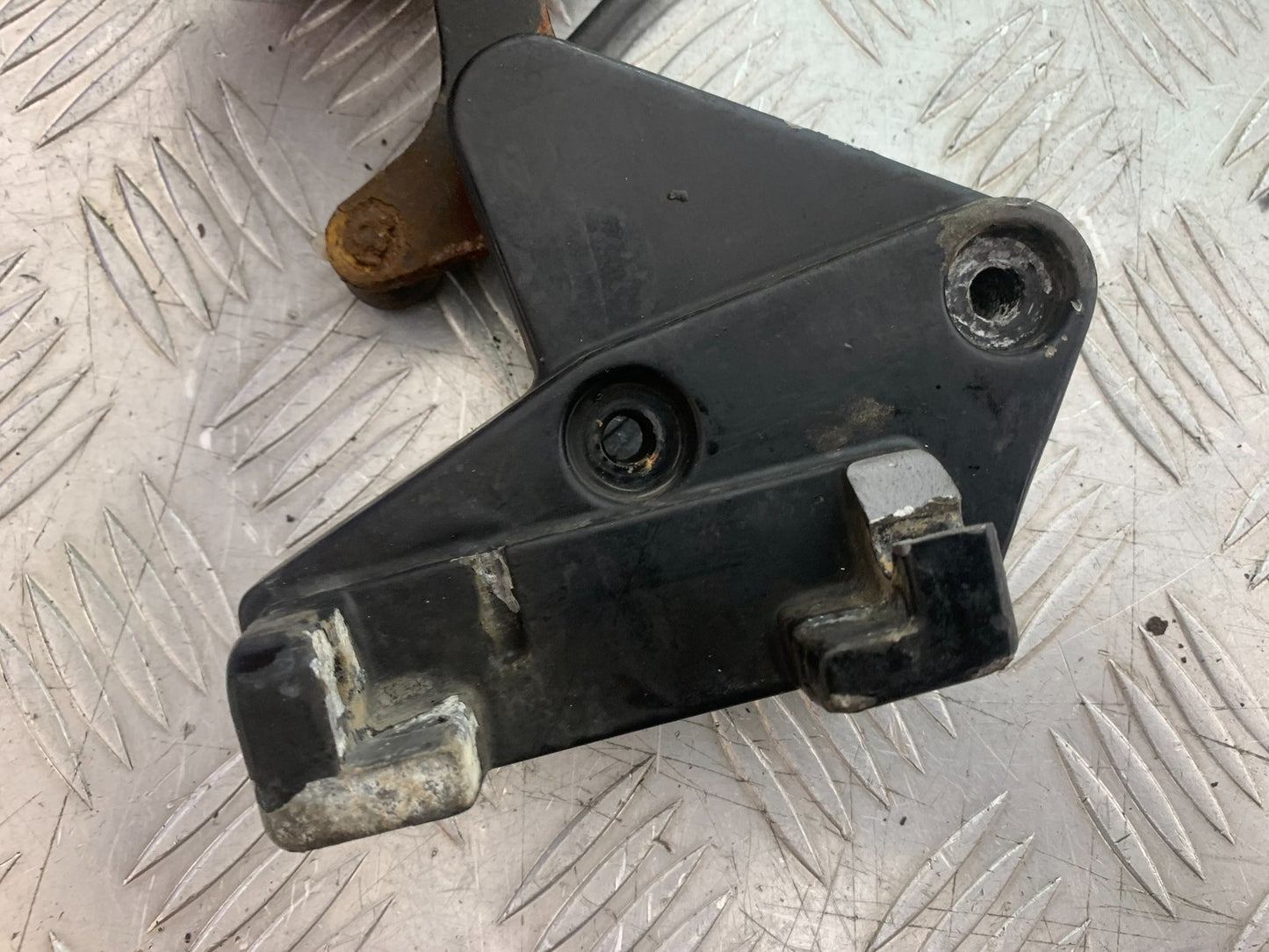 SINNIS HOODLUM 125 HANGER HANGER AND GEAR LEVER    YEAR 2021-2025 (CMB1196)