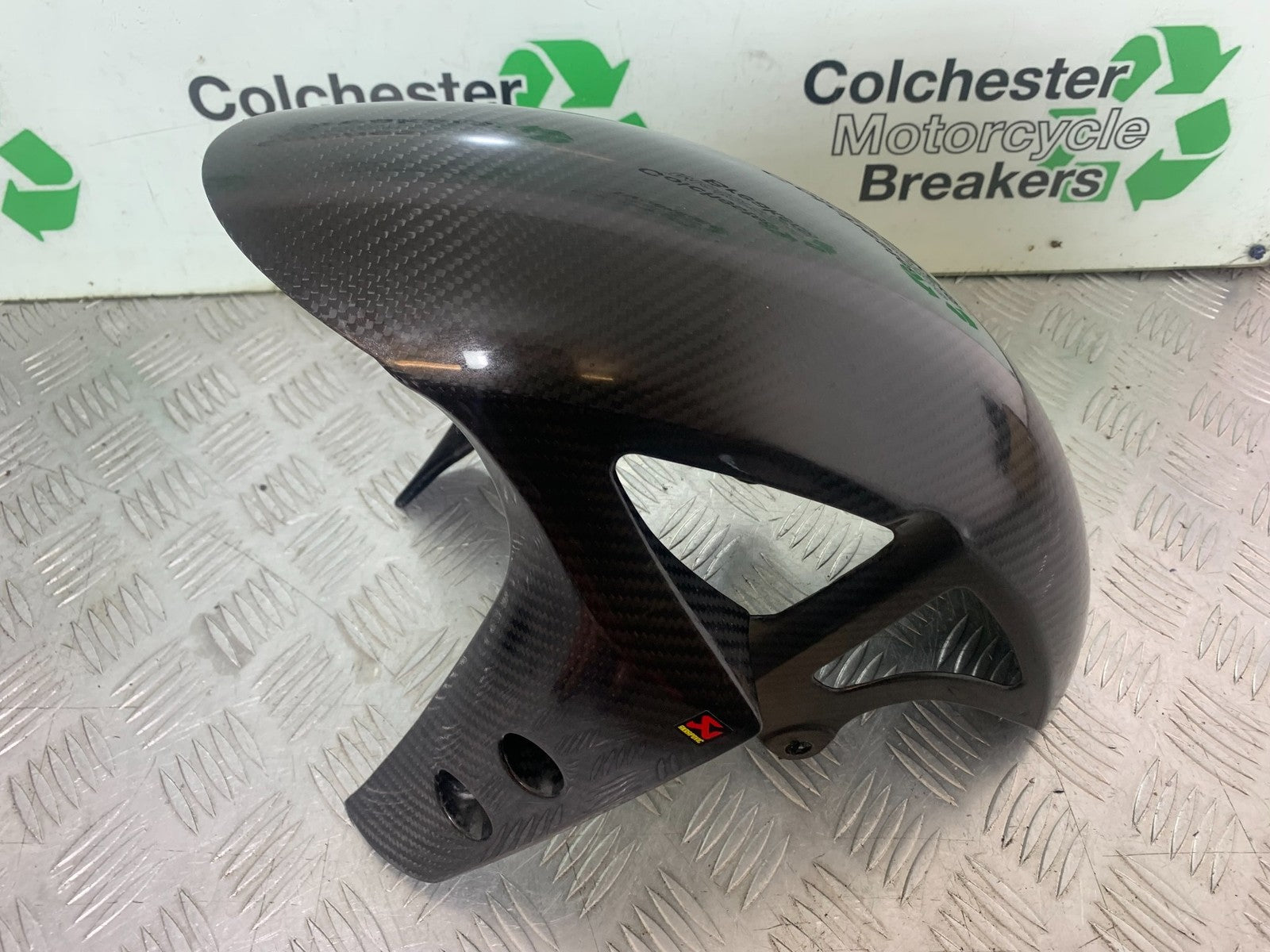 YAMAHA YZF R1 14 B BIG BANG CARBON FRONT MUDGUARD   2009-14 (CMB1175)