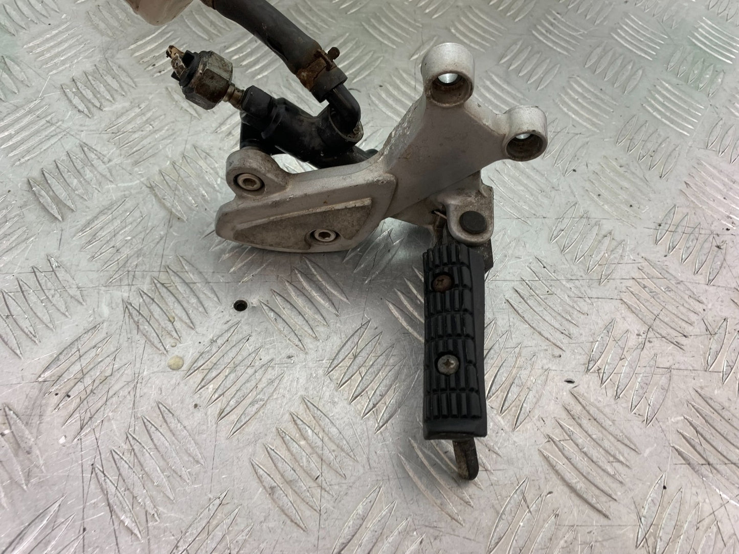 TRIUMPH 955i SPRINT ST FRONT RIGHT HANGER   YEAR 1999-04 (CMB1230)