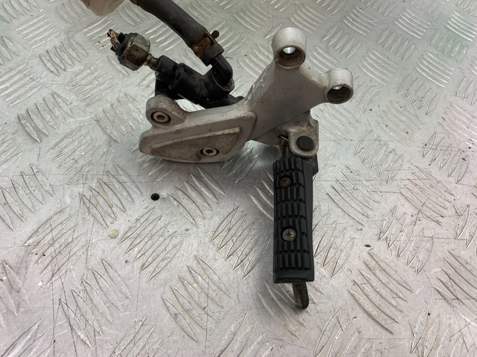 TRIUMPH 955i SPRINT ST FRONT RIGHT HANGER   YEAR 1999-04 (CMB1230)