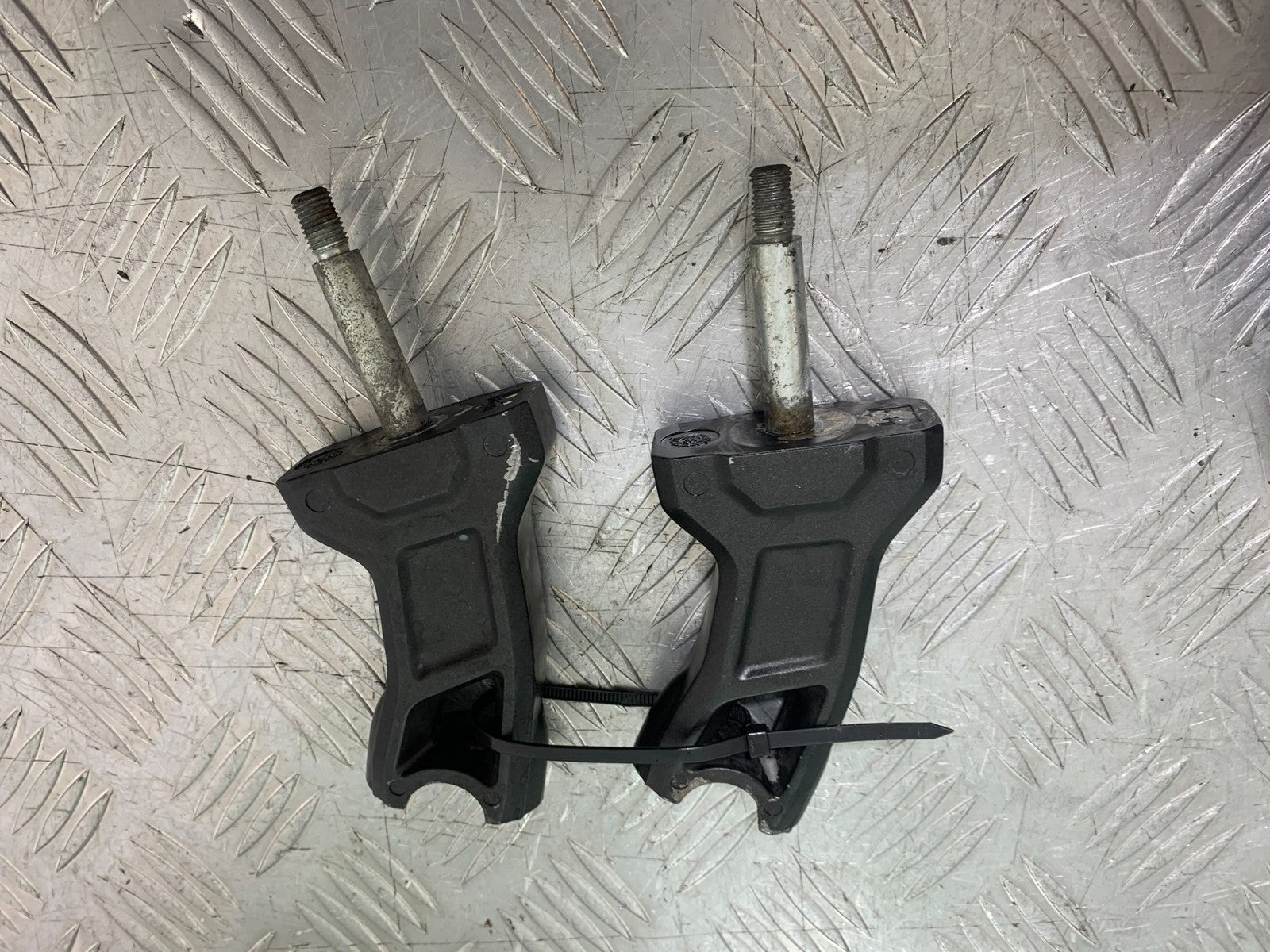 KAWASAKI 650 VERSYS HANDLEBAR CLAMPS  YEAR 2015-2018 (CMB1288)