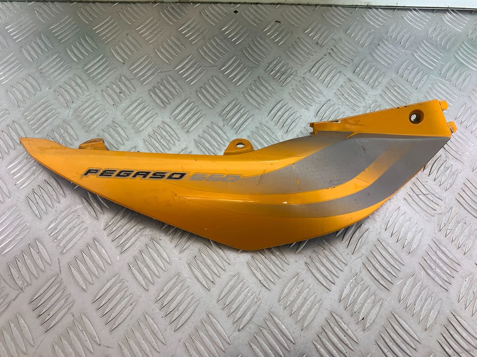 APRILIA 650 PAGASO STRADA RIGHT SEAT PANEL  YEAR 2005-2010 (CMB1057)