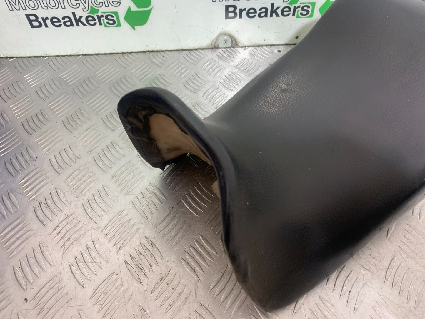 KAWASAKI GPZ600 GPZ 600 FRONT SEAT  YEAR 1988-90 (CMB1258)