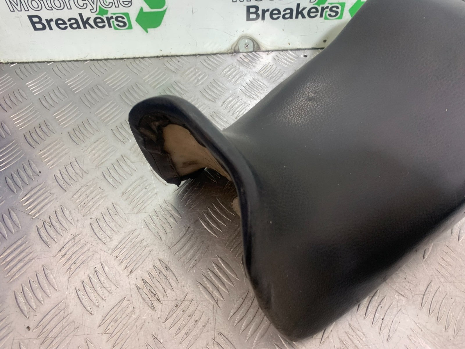 KAWASAKI GPZ600 GPZ 600 FRONT SEAT  YEAR 1988-90 (CMB1258)