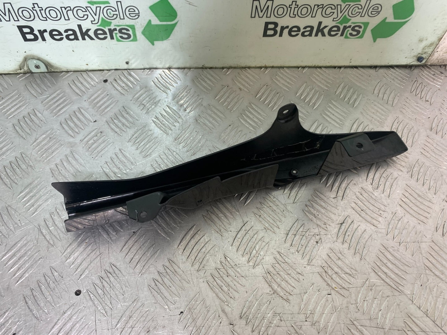 TRIUMPH 1050 SPEED TRIPLE CHAIN GUARD  YEAR 2005-2007 (CMB1322)