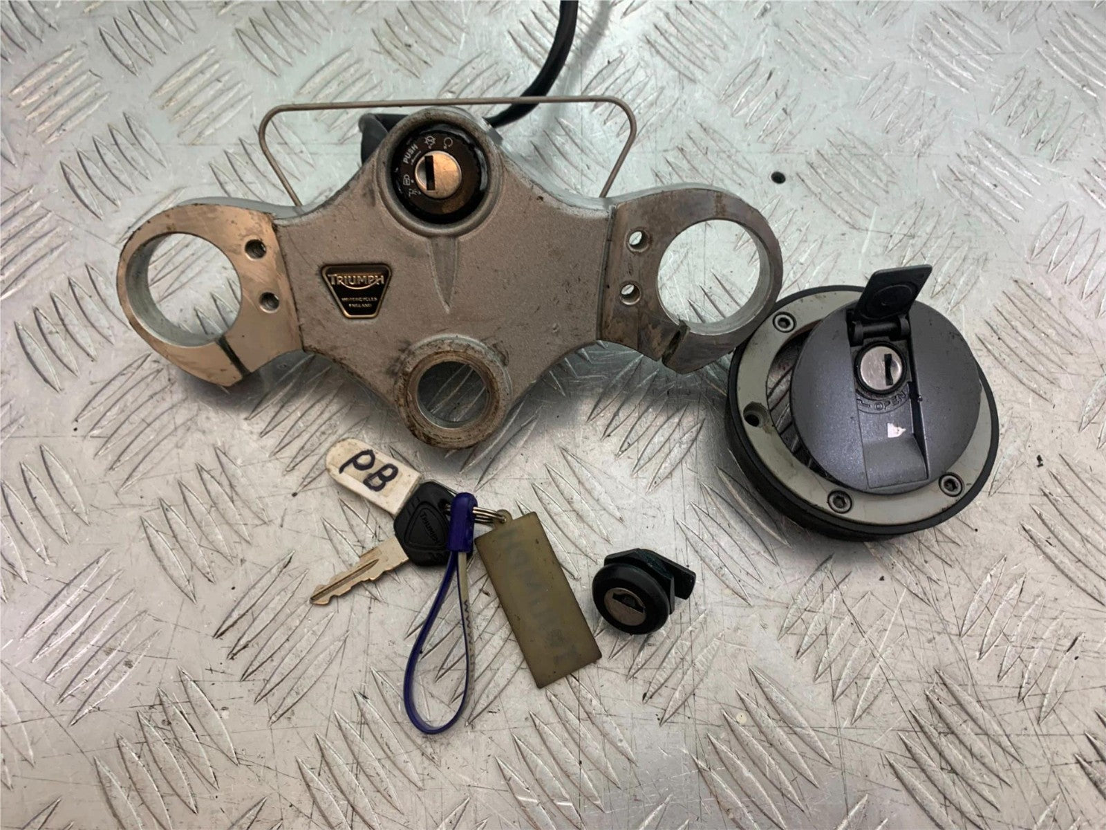 TRIUMPH 1050 SPRINT ST LOCKS AND KEY  2003-2011 (CMB1285)