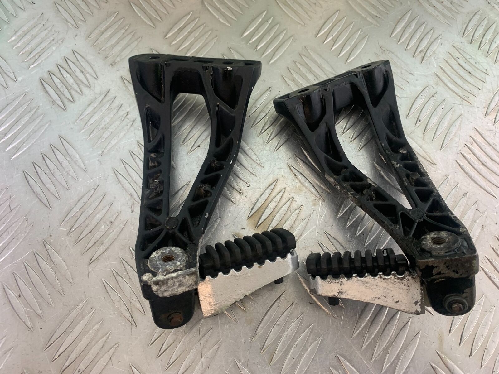 SINNIS TERRAIN 125 REAR HANGER AND PEGS  YEAR 2024 (CMB1072)