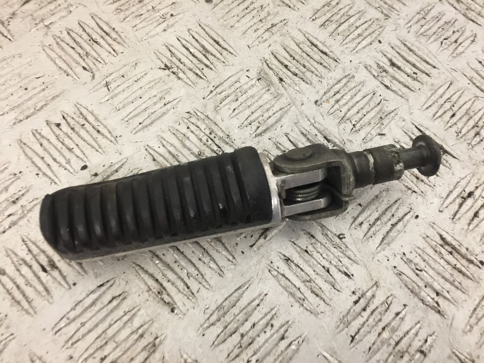 YAMAHA FZ1-N FRONT LEFT PEG   YEAR 2006-2012  (STOCK 787)