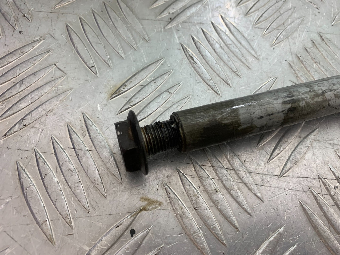 HONDA NT650 V DEAUVILLE FRONT WHEEL SPINDLE  YEAR 1999 (CMB1268)