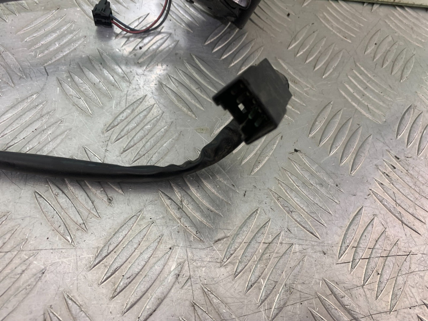 SUZUKI GSF600 GSF 600 BANDIT RIGHT SWITCH GEAR   2000-2004 (CMB1269)