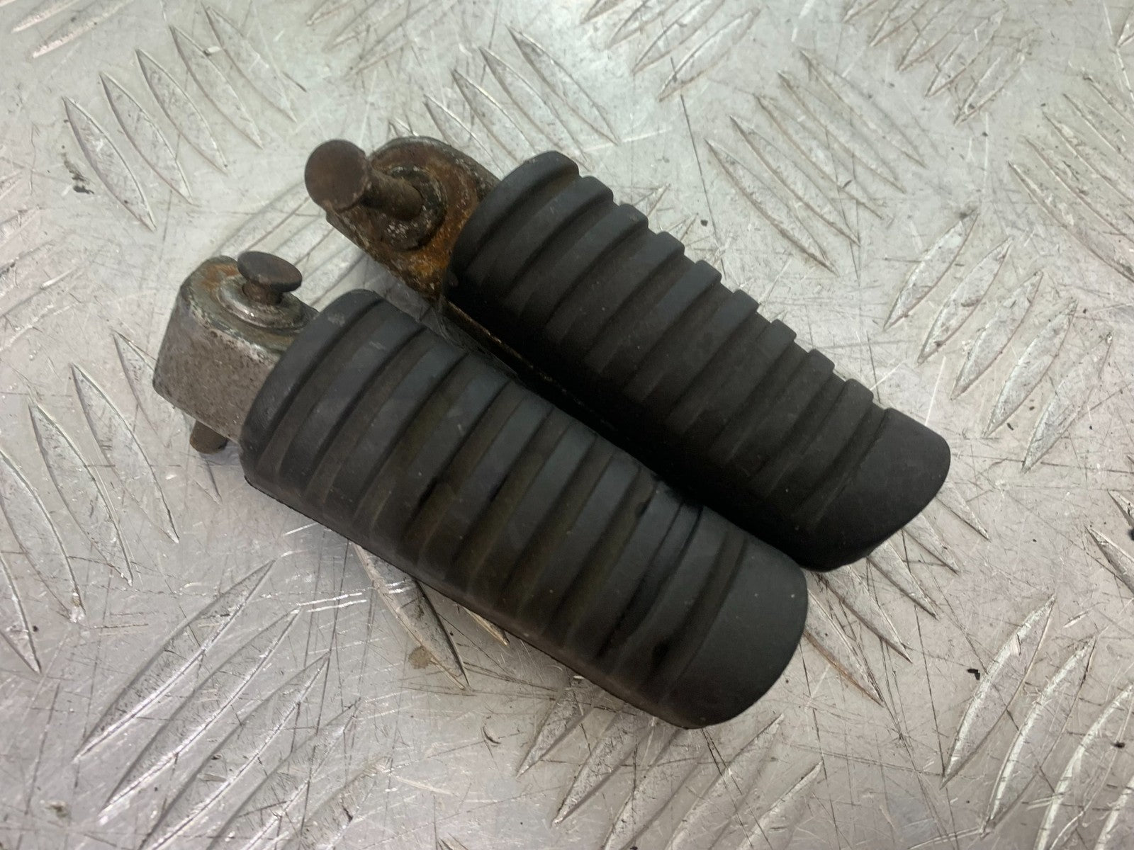 KAWASAKI 650 VERSYS REAR FOOTPEGS   YEAR 2015-2018 (CMB1288)