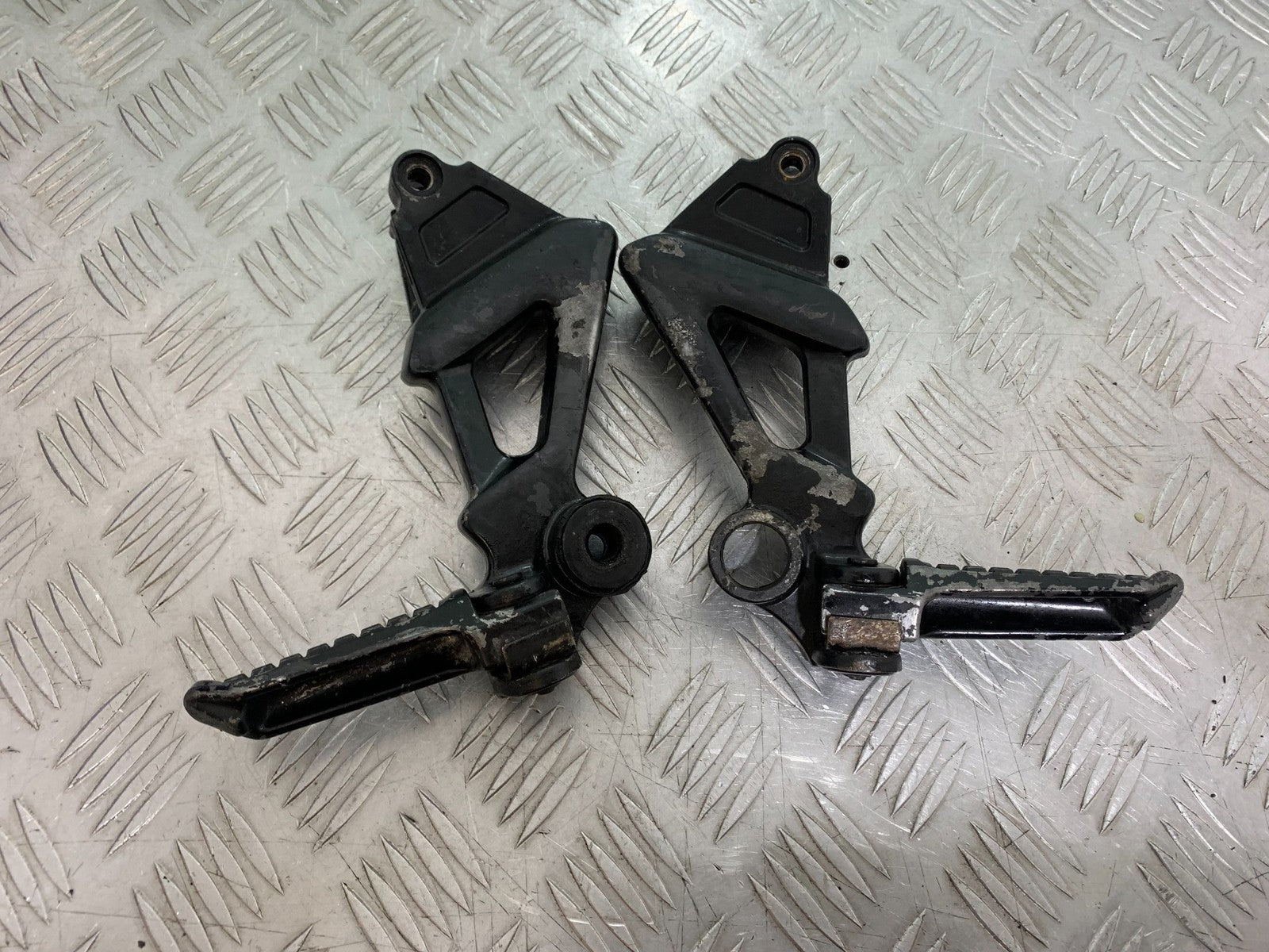 KAWASAKI ZZR1100 D REAR HANGERS AND PEGS YEAR 1993-2001 (CMB1189)