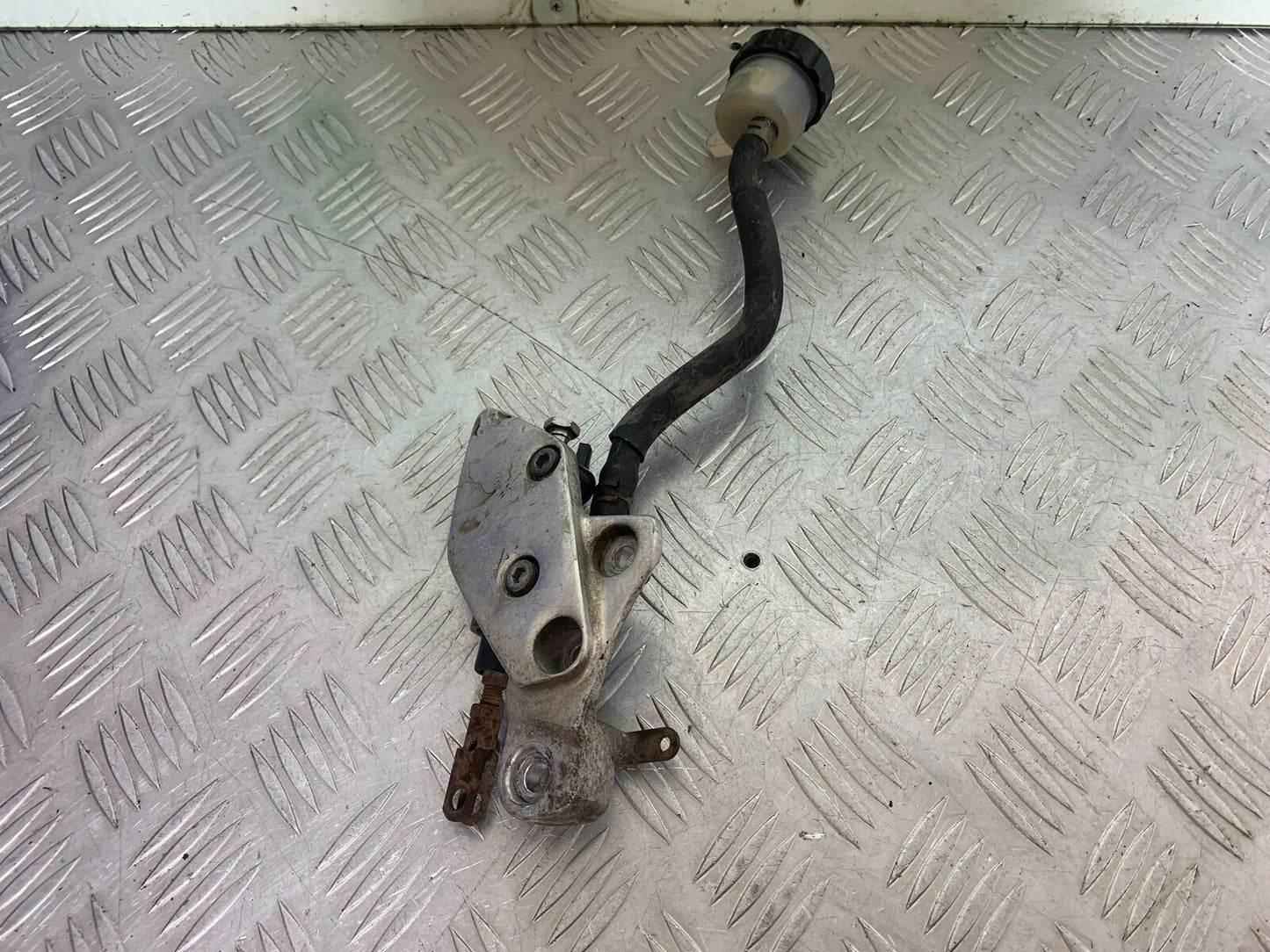 YAMAHA XJR1300 XJR 1300 FRONT RIGHT HANGER   YEAR  1999-2003 (CMB1119)
