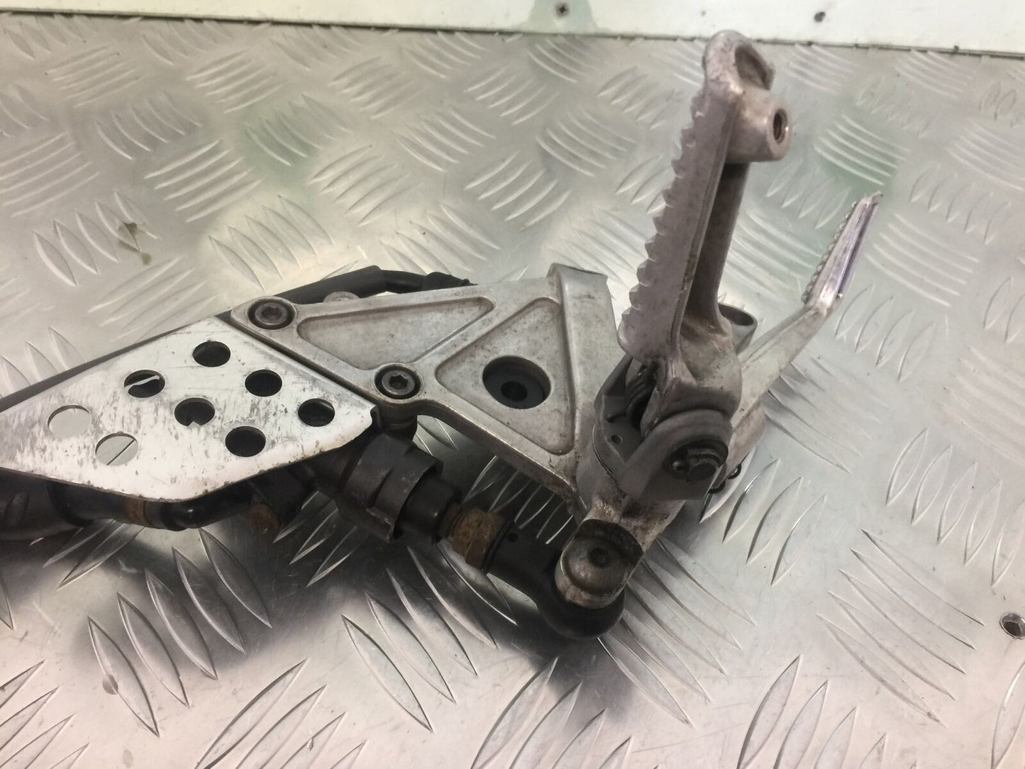 HONDA CBR600 RR FRONT RIGHT HANGER  YEAR 2005-2006 (STOCK 933)