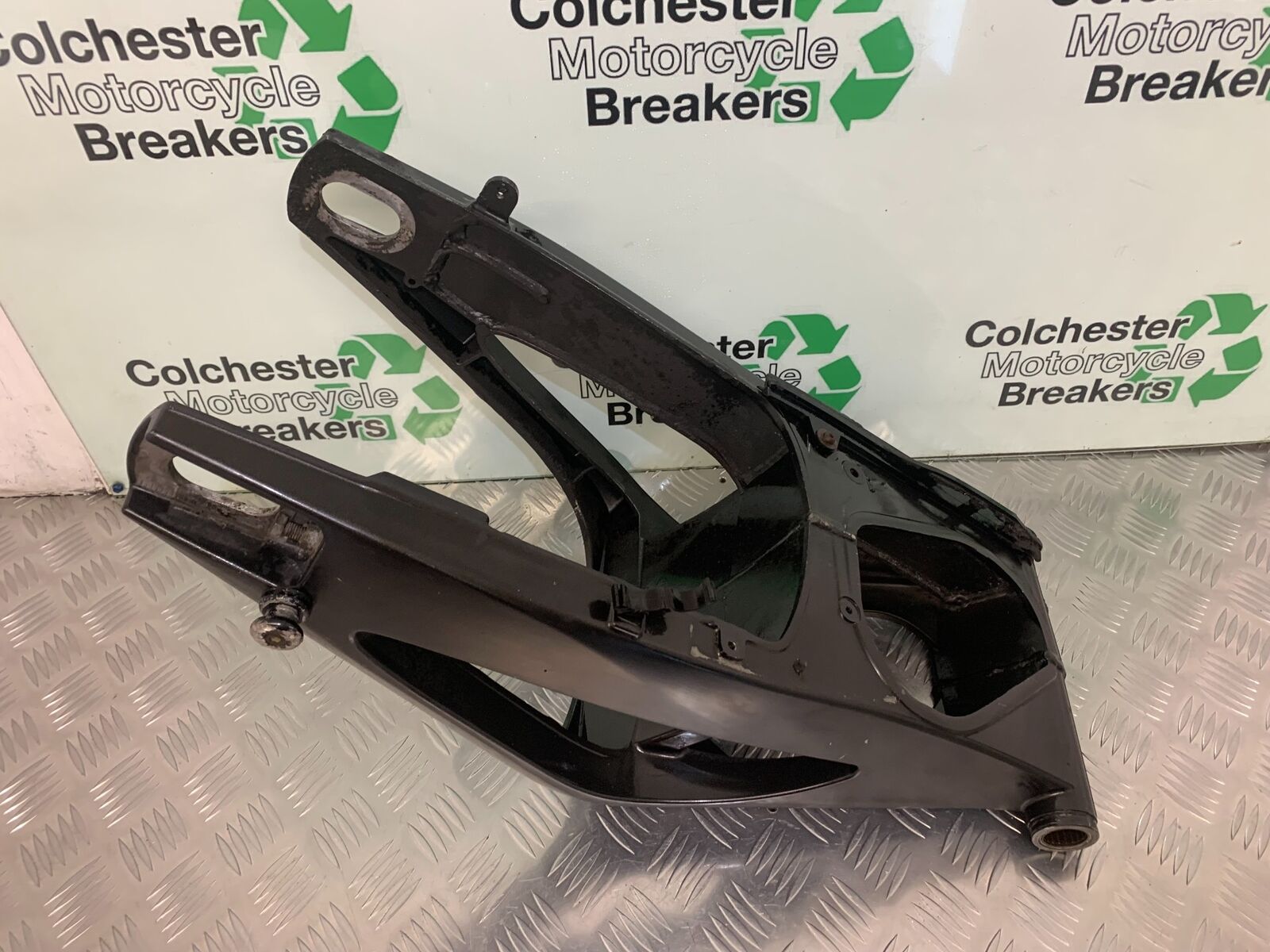 YAMAHA YZF R1 5VY SWINGARM  YEAR 2004-2006 (STOCK 953)