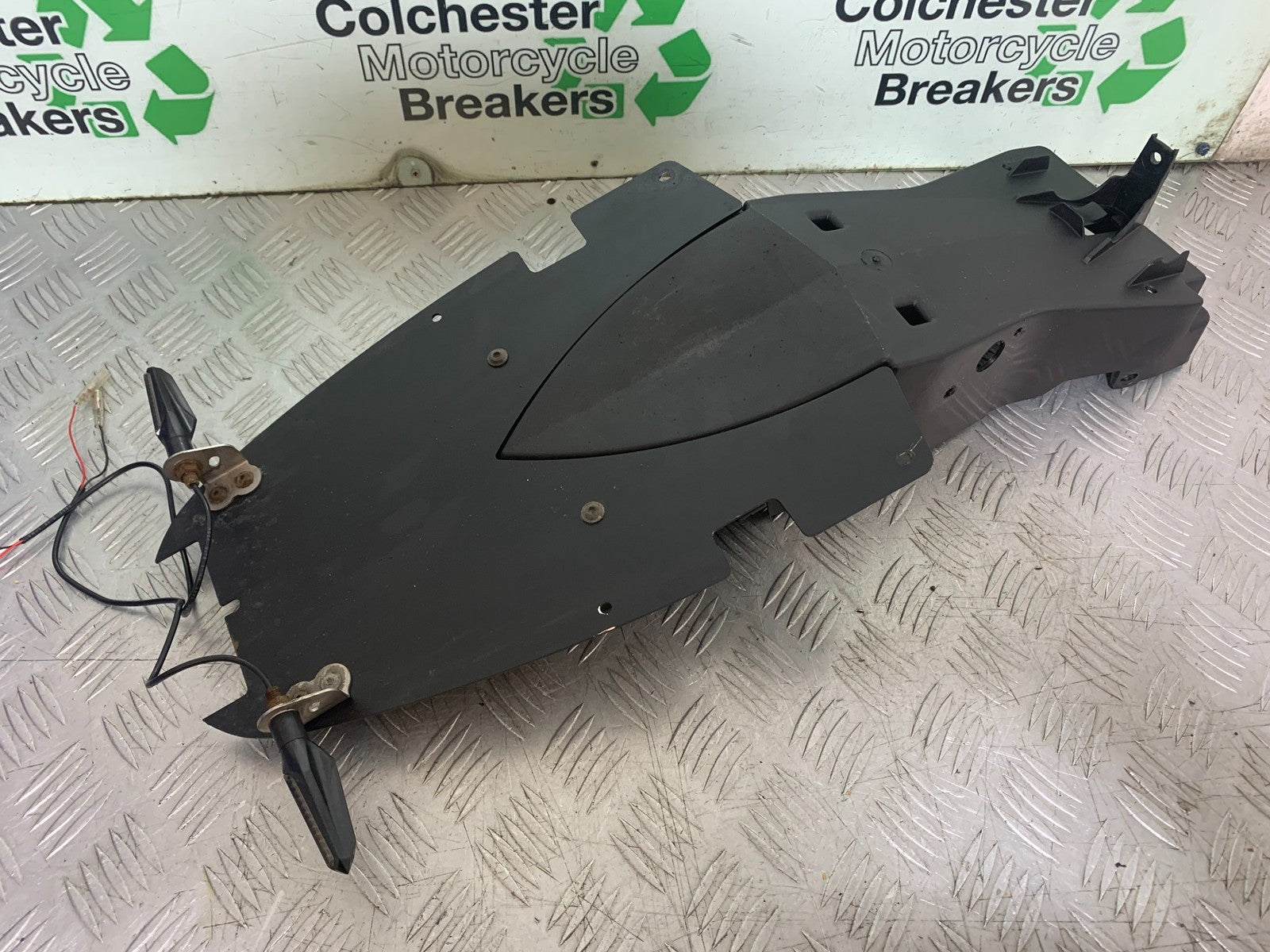 TRIUMPH 1050 SPEED TRIPLE UNDERTRAY AND INDICATORS  YEAR 2005-2007 (CMB1322)
