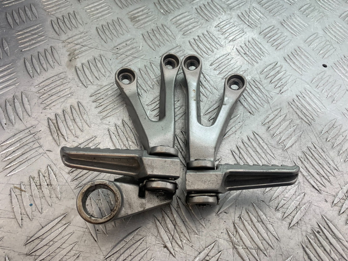 KAWASAKI ZX9R ZX9 R REAR HANGER AND PEGS YEAR 1998-1999 (CMB1329)